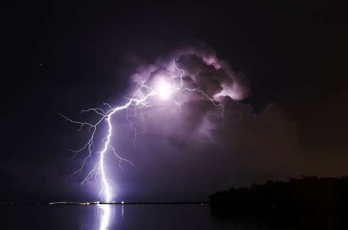 Hình ảnh tia chớp xé toạc màn đêm ở Sanibel Causeway ở Florida.