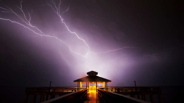 Tia chớp nhỏ trên bầu trời ở bãi biển Fort Myers, Florida.
