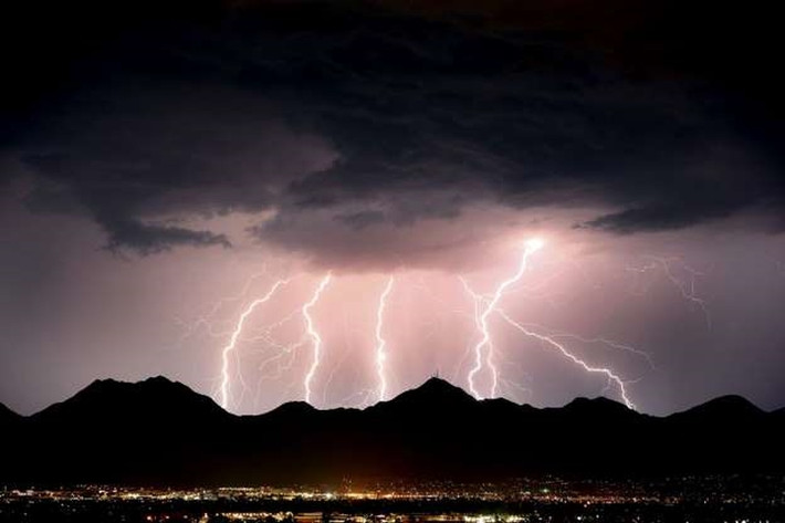 Những tia chớp xé toạc bầu trời trên núi McDowell ở Scottsdale, Arizona.