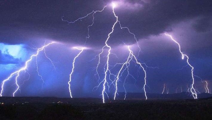 Những tia chớp trông như những đôi chân khẳng khiu đang nhảy múa trên bầu trời thung lũng Verde, Arizona (Mỹ).