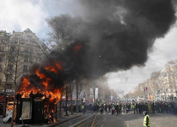 Theo Reuters, bạo lực đã tái bùng phát ở thủ đô Paris của nước Pháp hôm 16/3 khi cuộc biểu tình của những người biểu tình áo vàng chống Tổng thống Emmanuel Macron cùng kế hoạch cải tổ của ông bước sang tháng thứ 4. (Nguồn ảnh: Reuters)