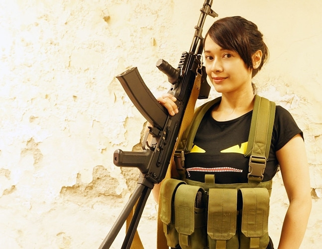 Nữ chiến binh trẻ trung vác súng trường tấn công AK-74 có tay cầm tròn. Ảnh: Miifotos.