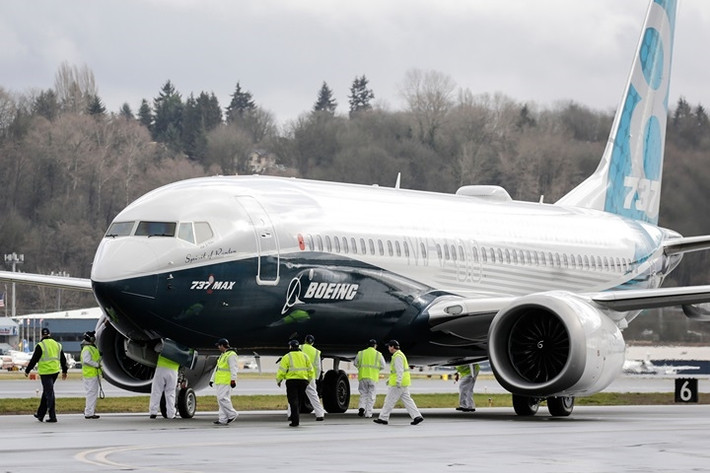 Cuộc khủng hoảng lòng tin về máy bay Boeing 737 MAX có thể khiến 150.000 công nhân của Boeing "mất việc", kéo theo đó là hàng tỷ USD để hãng chế tạo máy bay lớn nhất của Mỹ khắc phục hậu quả. Ảnh: SBS.