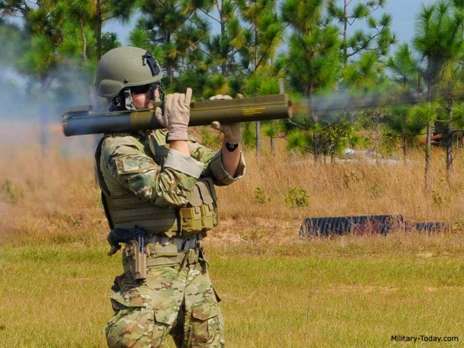 Mỗi quả đạn dùng cho M72 LAW nặng 1,8kg. Tốc độ đầu nòng của đạn là 145 m/s.
