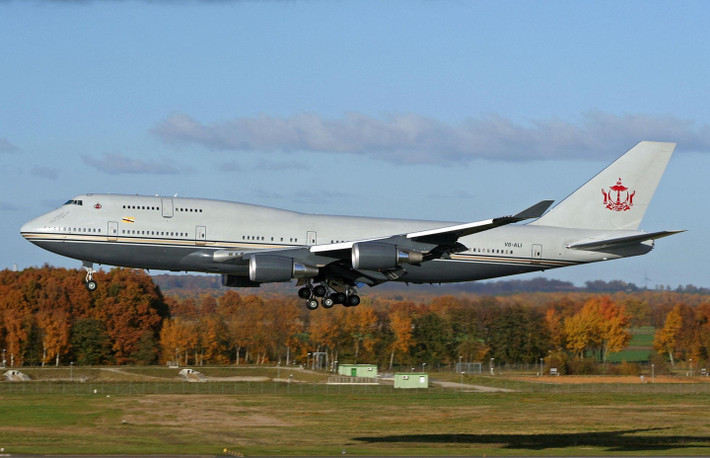 Boeing 747 trị giá trung bình khoảng 100 triệu USD. Theo trang Siasat Daily, nhà lãnh đạo Brunei đã chi gấp đôi số tiền này để nâng cấp chuyên cơ với nhiều thiết kế riêng. Ảnh: MSN.