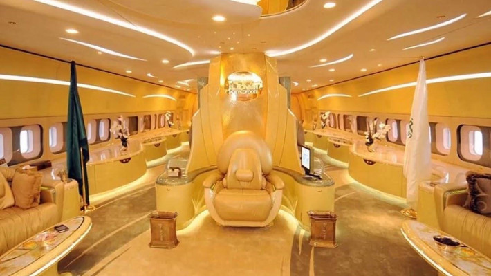 Máy bay của Quốc vương Bolkiah là một trong những máy bay tư nhân đắt đỏ nhất thế giới, chỉ xếp sau chiếc Airbus A380 của hoàng tử Saudi Arabia Al-Waleed bin Tatal trị giá gần 500 triệu USD. Ảnh: Luxury Branded.