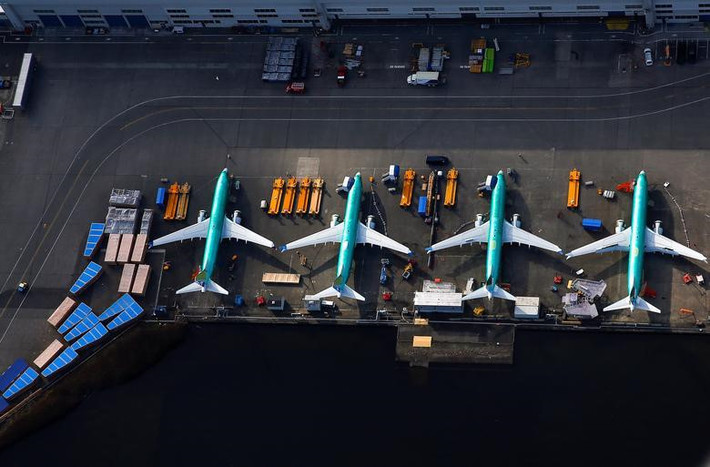 Hiện Boeing đang phối hợp với FAA để hoàn thiện việc chỉnh sửa thiết kế và cập nhật phần mềm vận hành dòng máy bay 737 MAX, dự kiến hoàn thành trong tháng 4. Bản cập nhật này được cho là đủ để các quan chức hàng không Mỹ ủng hộ hãng này tiếp tục hoạt động của dòng máy bay 737 MAX. Tuy nhiên, hiện chưa rõ khi nào các máy bay 737 MAX được hoạt động trở lại. Ảnh: Reuters.