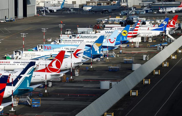 Boeing cho biết dây chuyền sản xuất dòng máy bay Boeing 737 MAX vẫn hoạt động, nhưng tập đoàn này sẽ ngừng bàn giao máy bay cho các khách hàng. "Chúng tôi sẽ ngừng bàn giao máy bay 737 MAX cho tới khi có kết quả điều tra tai nạn và tìm ra giải pháp. Chúng tôi đang đánh giá lại năng suất chế tạo của dòng máy bay này", người phát ngôn tập đoàn máy bay Boeing hôm 15/3 cho biết. Trong ảnh, máy bay 737 MAX của nhiều hãng hàng không đỗ tại bãi đỗ của Boeing ở Seattle, bang Washington, Mỹ. Ảnh: Reuters.