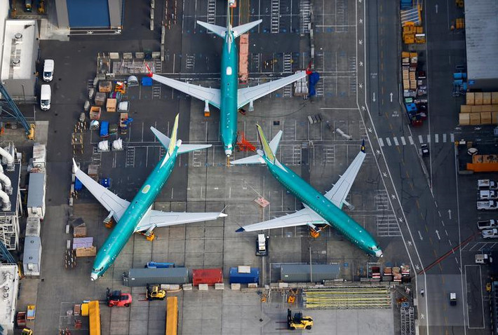 Sau hai thảm họa hàng không với máy bay của hãng Lion Air tháng 10/2018 và Ethiopian Airlines tháng 3 vừa qua, nhà sản xuất máy bay Mỹ Boeing đã yêu cầu dừng hoạt động của dòng máy bay thương mại Boeing 737 MAX trên phạm vi toàn cầu. Trong ảnh, máy bay Boeing 737 MAX đỗ tại xưởng sản xuất ở Renton, bang Washington, Mỹ. Ảnh: Reuters.