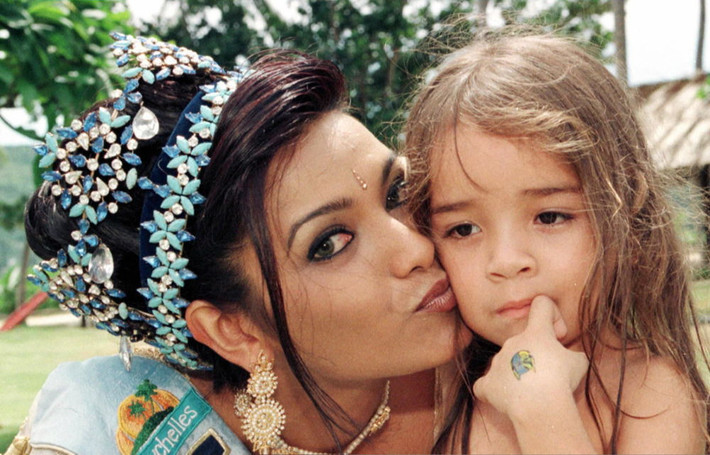 Hoa hậu Thế giới Diana Hayden thơm lên má một bé gái trong cuộc gặp truyền thông diễn ra 1 ngày sau đêm thi chung kết.