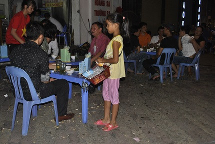 Với sức vóc và độ tuổi còn quá nhỏ của các em thì công việc duy nhất phù hợp để kiếm tiền ở các thành phố lớn chính là bán hàng rong... Ảnh: Eva.