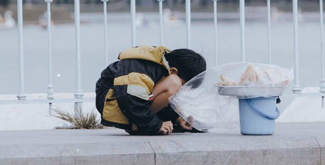 Hình ảnh về những em bé bán hàng rong mưu sinh kiếm sống trên mọi nẻo đường khiến chúng ta không khỏi chạnh lòng. Ảnh: Baomoi.