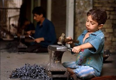 Những lao động trẻ em bị bóc lột sức lao động ngay từ khi còn nhỏ với nhiều công việc khác nhau. Ảnh: CLB.