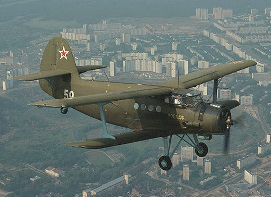 Thậm chí, trong điều kiện thuận gió, chiếc An-2 này còn có thể bay trên không với vận tốc chỉ 30km/h mà vẫn không bị rơi do hai tầng cánh mang lại lực nâng lớn gấp nhiều lần các loại máy bay một tầng cánh khác. Một điều thú vị nữa mà các phi công có thể "nghịch" đó là làm cho chiếc máy bay bay lùi. Ảnh: Koogle.
