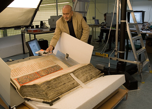 Cuốn sách 800 năm tuổi Codex Gigas hay "Kinh quỷ dữ" được coi là cuốn sách viết tay lớn nhất thời trung cổ còn tồn tại đến ngày nay và hiện đang được trưng bày tại Thư viện Quốc gia Thụy Điển. Ảnh: Pakalert.