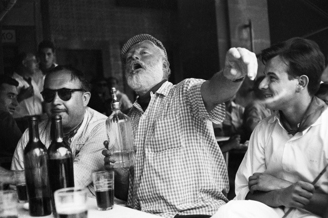 Đại thi hào người Mỹ Hemingway say sưa trong một bữa nhậu.