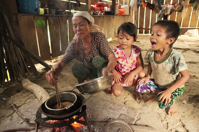 Món cơm nhúc truyền thống của dân tộc Rục với nguyên liệu chủ yếu là thân cây đoác tuốt ra thái mỏng phơi khô ăn thay cơm. Ảnh: Quangbinhonline.