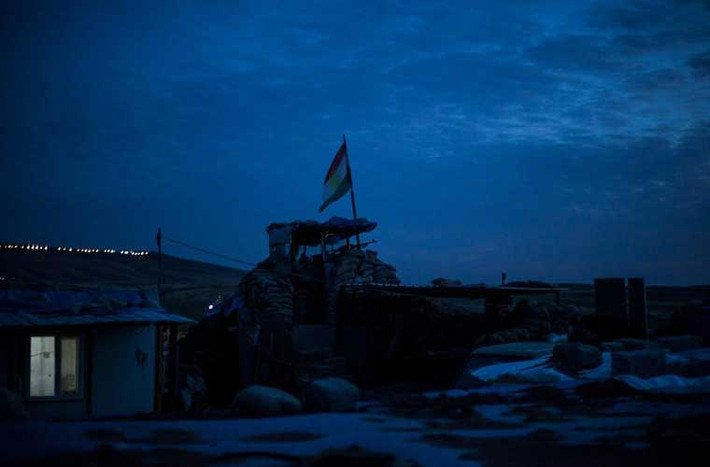 Vào tháng 8/2016, cả quân đội Iraq và lực lượng chiến binh người Kurd (hay còn gọi là Peshmerga) bắt đầu siết chặt vòng vây xung quanh thành phố Mosul, nơi phiến quân IS đã chiếm giữ 2 năm qua. Ảnh: Một tiền đồn của lực lượng người Kurd trên chiến tuyến Bashika, cách ngoại ô Mosul chừng 10 dặm.