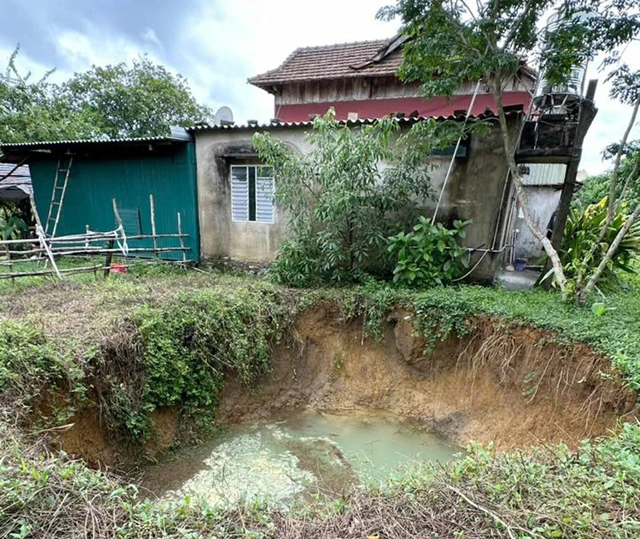 Việt Nam có diện tích đá carbonat khá rộng tới trên 50.000 km² (chiếm khoảng 20% diện tích). Chính điều này đã gây ra hàng loạt hiện tượng sụt đất trên diện rộng như Hà Giang, Phú Thọ, Lạng Sơn, Quảng Ninh, Ninh Bình, Hòa Bình, Điện Biên, Thanh Hóa, Nghệ An, Quảng Bình, Quảng Trị, Hà Tiên,...(Ảnh:Người lao động)