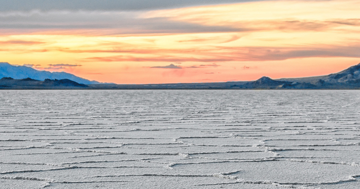 Nằm ở phía tây bắc của tiểu bang Utah, Hoa Kỳ, sa mạc Great Salt Lake là một trong những kỳ quan thiên nhiên độc đáo nhất của khu vực này. Với diện tích rộng lớn và cảnh quan đa dạng, nơi đây không chỉ thu hút những người yêu thiên nhiên mà còn là điểm đến lý tưởng cho các nhà khoa học và du khách từ khắp nơi trên thế giới. (Ảnh:Utah.com)