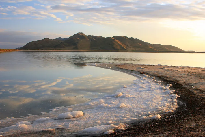 Mặc dù là một điểm đến hấp dẫn, Great Salt Lake đang đối mặt với nhiều thách thức về môi trường. Sự thay đổi khí hậu và hoạt động của con người đã làm giảm mực nước hồ, ảnh hưởng đến hệ sinh thái và các loài sinh vật sống tại đây. Các nỗ lực bảo tồn đang được thực hiện để bảo vệ và duy trì sự cân bằng tự nhiên của hồ. (Ảnh:Britannica)
