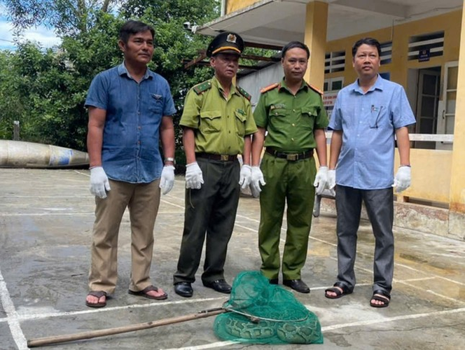 1. Trăn gấm: Ngày 20/9, người dân ở Thừa Thiên Huế phát hiện một cá thể trăn gấm quý hiếm, nặng khoảng 9kg và dài 2m, mắc vào ngư cụ. Sau khi phát hiện, anh Trương Vinh đã giao nộp con vật quý hiếm cho Hạt Kiểm lâm huyện Phú Lộc. Lực lượng chức năng sau đó đã thả trăn về tự nhiên.(Ảnh: Tiền phong)