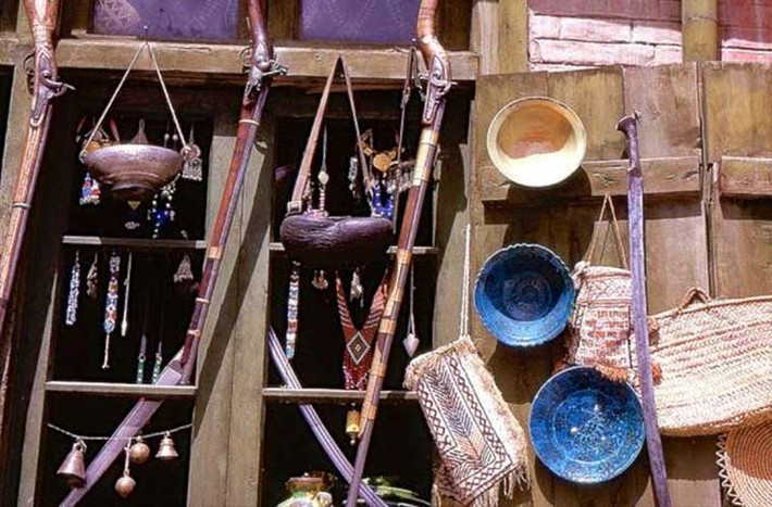 Những vật dụng giản đơn gồm thanh kiếm, túi dệt hay bát đĩa được treo bán ngoài đường.