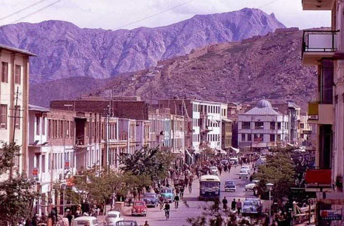 Trong bộ ảnh màu chụp năm 1969, đất nước Afghanistan hiện ra là một quốc gia bình yên. Trong ảnh, một góc phố núi nhộn nhịp của Afghanistan.