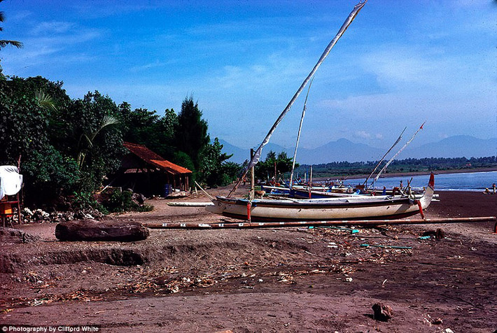 Thuyền bè ở bãi biển Sanur trên đảo Bali vào năm 1975.