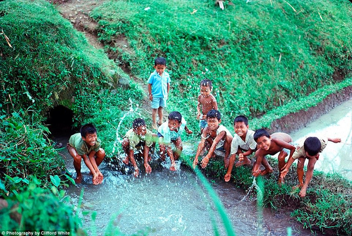 Trong suốt thời gian trên hòn đảo du lịch Bali, White đã chụp ảnh phong cảnh nơi đây cũng như nhiều người dân địa phương vốn chưa bao giờ gặp người phương Tây.