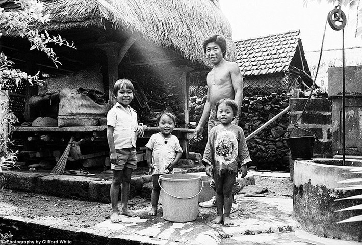 Người đàn ông đang lấy nước ngọt từ giếng. Anh ta tên Wayan Dartayasa.