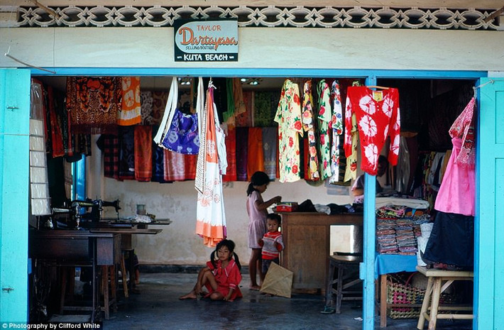 Một cửa hàng may quần áo trên đảo.