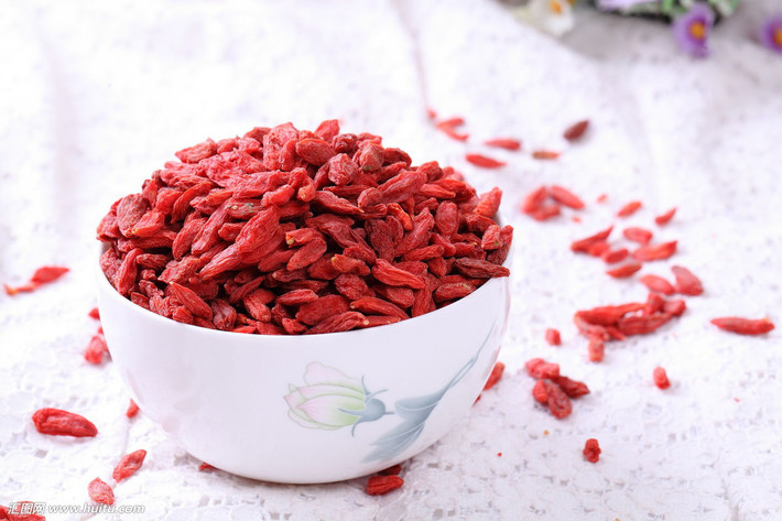 Trước khi đi ngủ chính là thời điểm quan trọng nhất để ăn kỷ tử, đặc biệt là đối với người già sẽ giúp chống được chứng khô miệng, và ngủ ngon giấc hơn.