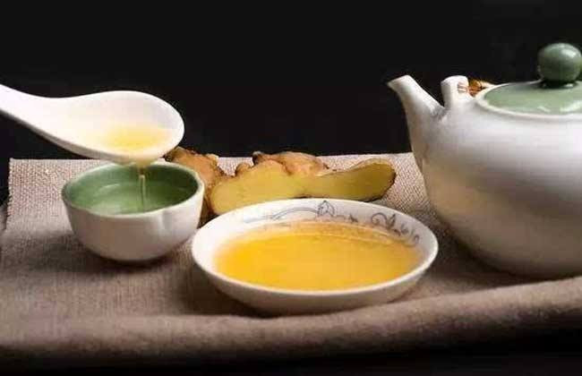 Nếu kiên trì uống nước gừng pha mật ong hàng năm sẽ đánh bay được những vết đồi mồi, thâm nám.