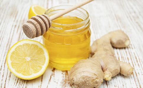 Hàng ngày, dùng 4-5 lát gừng tươi tương đương khoảng 10g nghiền nhỏ, cho vào cốc thủy tinh đổ nước sôi vào nguấy đều, đợi nước nguội ấm rồi tiếp tục cho một thìa mật ong vào là uống được.