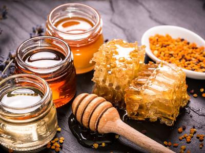 Mật ong là siêu sản phẩm bổ dưỡng từ thiên nhiên có tác dùng bồi bổ, nhuận táo, làm giảm độc tính trong cơ thể, có lợi cho sản sinh máu, duy trì sự vận hành một cách thông suốt của khí huyết.