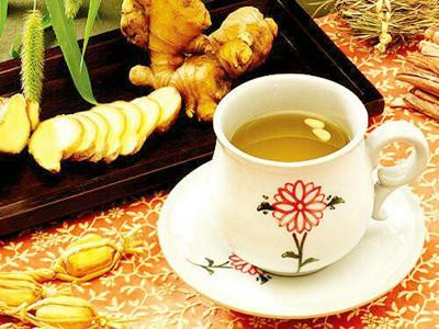 Gừng có vị cay có thể phát tán giúp kích thích sự vận hành máu trong cơ thể được thông suốt.