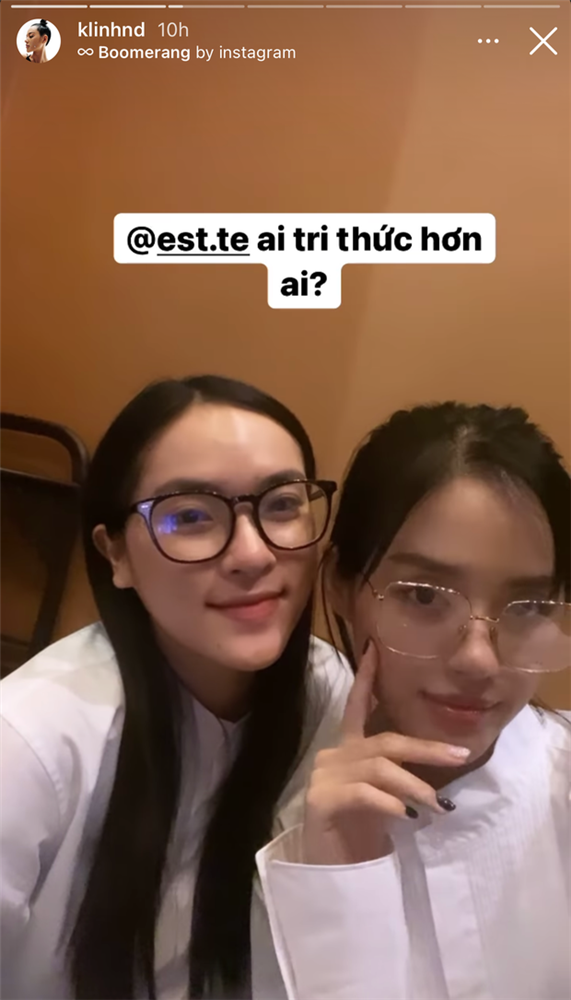 Bên cạnh đó cũng có lần nàng mẫu đình đám này chẳng ngại một lần chơi lớn khi khoe khuôn mặt mộc không chút phấn son, nhưng xinh đẹp mộc mạc trông thấy.
