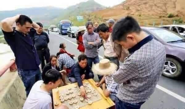 Tụ tập chơi cờ giết thời gian cũng là cách mà nhiều người giải trí.