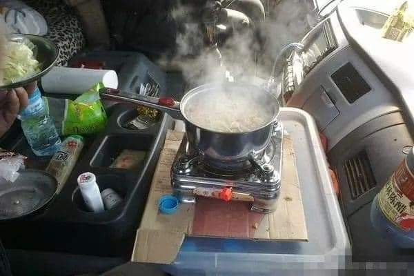 Thậm chí có tài xế còn chuẩn bị cả bếp, nồi, gia vị và nấu nướng luôn trên xe.