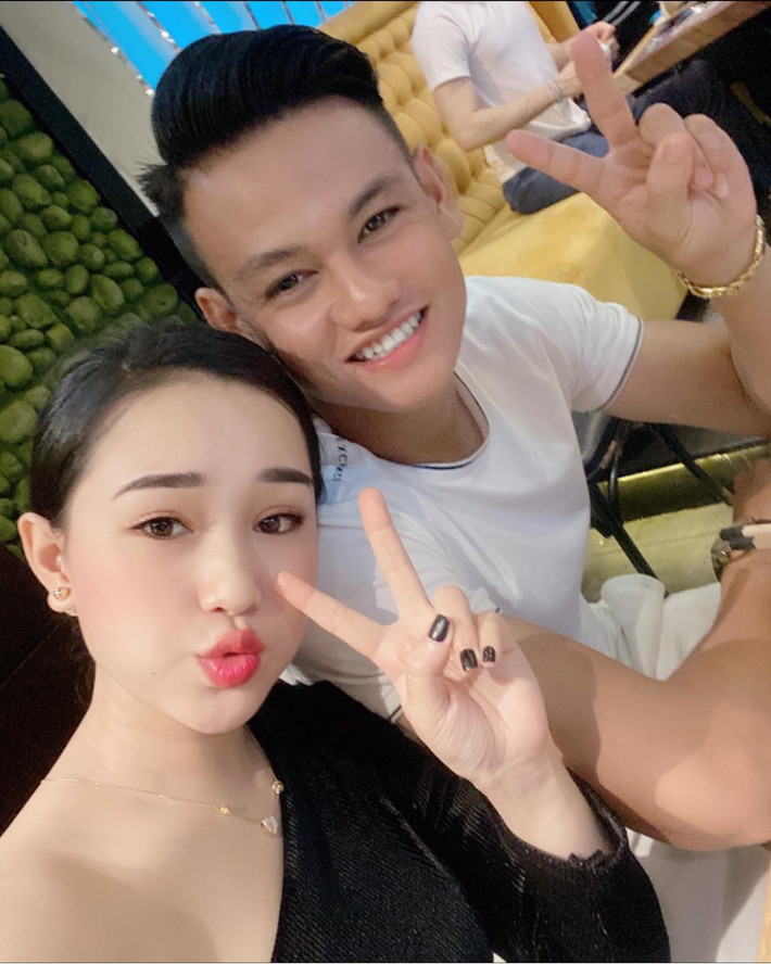 Bạn gái Hồ Tấn Tài từ lâu đã gây chú ý nhờ sở hữu nhan sắc xinh đẹp, gợi cảm. Cô nàng sinh năm 1995, hơn Tấn Tài 2 tuổi.