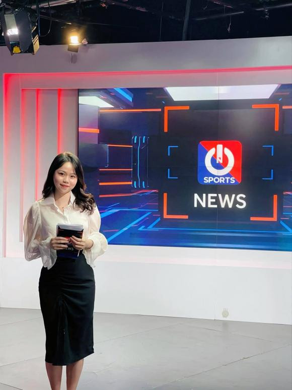 Hồi tháng 7 nam ngoái, Huỳnh Anh chia sẻ về công việc mới là BTV, MC chương trình thể thao. Người đẹp chọn trang phục thanh lịch, kín đáo khi lên sóng.