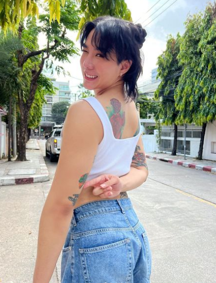 Được biết trai đẹp sáu múi làm nghề tư vấn tâm lý trị liệu, YouTuber người Thái này là một trong những người tiên phong trong xu hướng mới.