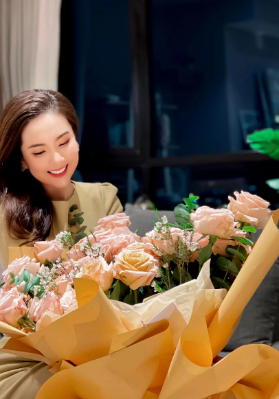Mai Ngọc cũng là người khá kín tiếng trong chuyện hôn nhân hay ít khoe chồng lên MXH. Trang cá nhân của cô nàng được cập nhật thường xuyên, nhưng hình ảnh và thông tin về ông xã thì rất hiếm.