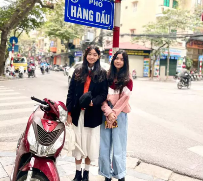 Cô nàng còn có đôi má lúm đồng tiền cực kì duyên dáng khiến ai nhìn cũng thích mê.