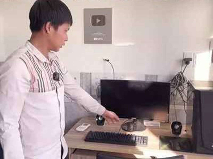Lộc Fuho tên thật là Phạm Văn Lộc sinh năm 1994. Anh chàng được xem là hiện tượng mạng nổi đình đám một thời nhờ dạy phụ hồ online.