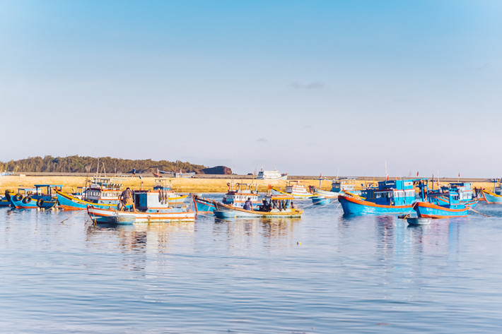 Để du lịch đảo Phú Quý du khách nên đi vào mùa khô từ tháng 12 đến tháng 6. Lý do là ngoài những mặt thuận lợi về khí hậu, tiết trời trong xanh, nắng đẹp, ít mưa, lúc này biển khá êm, những bạn bị say sóng sẽ giảm được nhiều khó chịu khi đi tàu, thuyền.