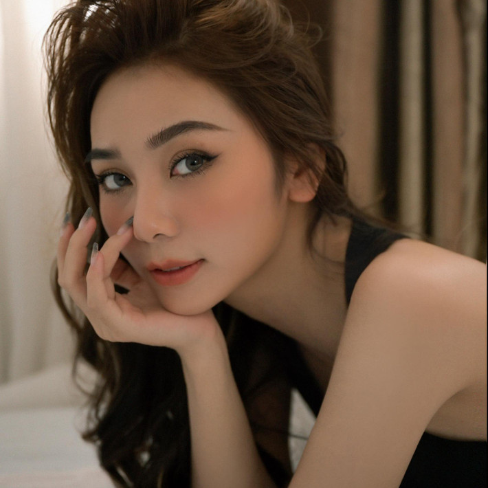 Nhiều người bình luận, ngoài đời cô nàng phải thực sự xinh đẹp thì khi lên hình mới giữ được phong độ nhan sắc như vậy.