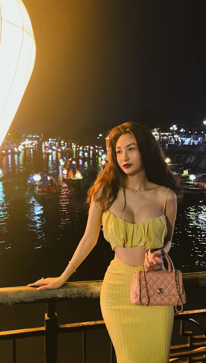 Dù không nói rõ về mối quan hệ với người đàn ông kia, nhưng việc họ liên tục xuất hiện cùng nhau lại có cử chỉ thân mật khiến nhiều người cho rằng đây là người yêu của Thư Vũ.