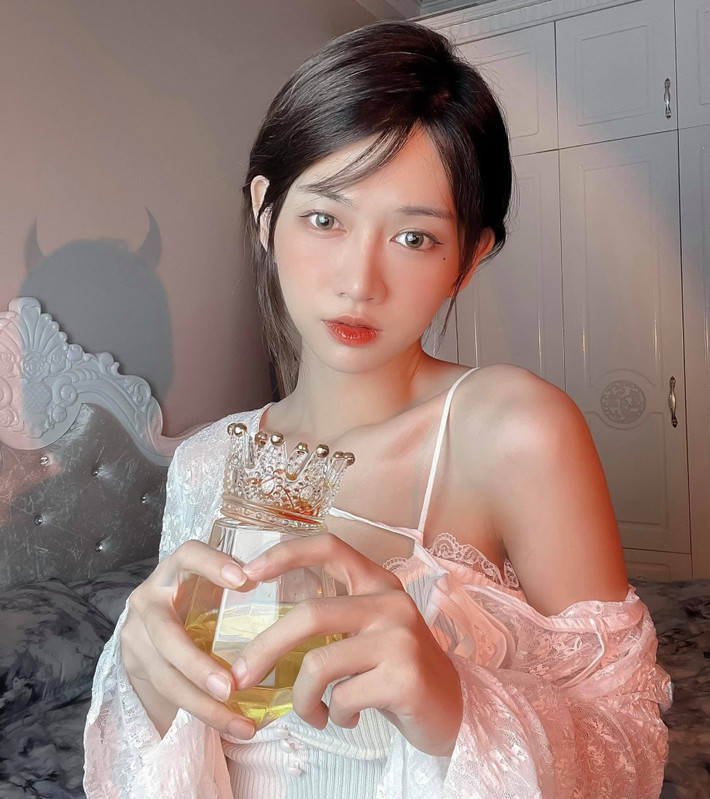 Điều khiến Lê Bống thu hút được sự chú ý lớn của mọi người chính là nhờ sở hữu gương mặt xinh xắn cùng body bốc lửa.